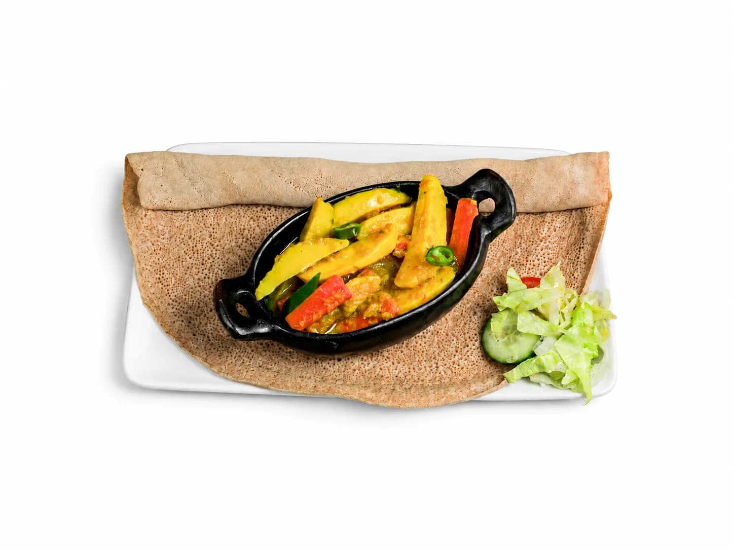 Alicha Dinich Wot mit Kartoffeln, Karotten, Salat und Injera