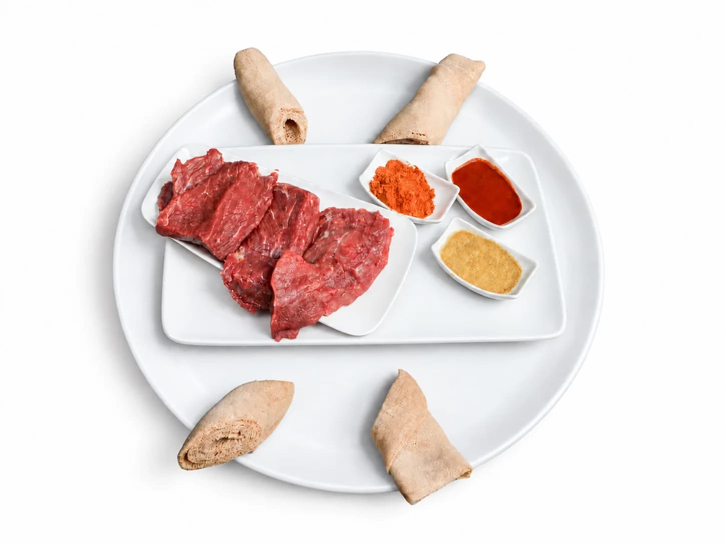 Kurt mit rohem Rindfleisch, Gewürzen und gerollter Injera