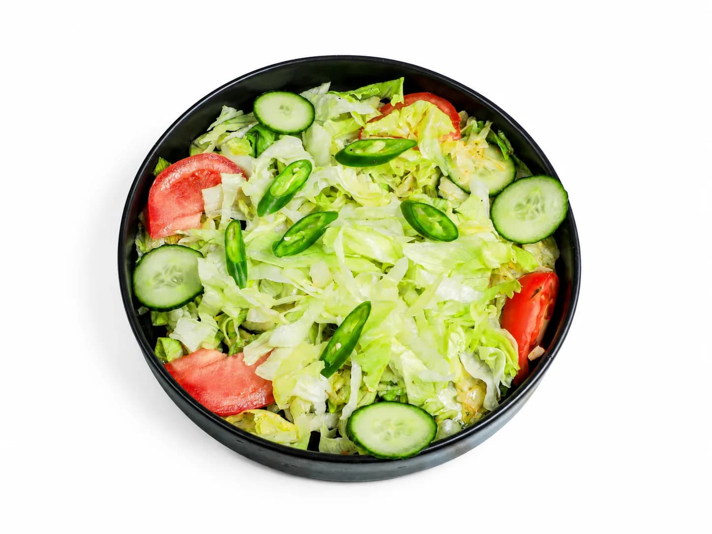 Gemischter Salat mit Tomaten, Gurken und grüner Chili