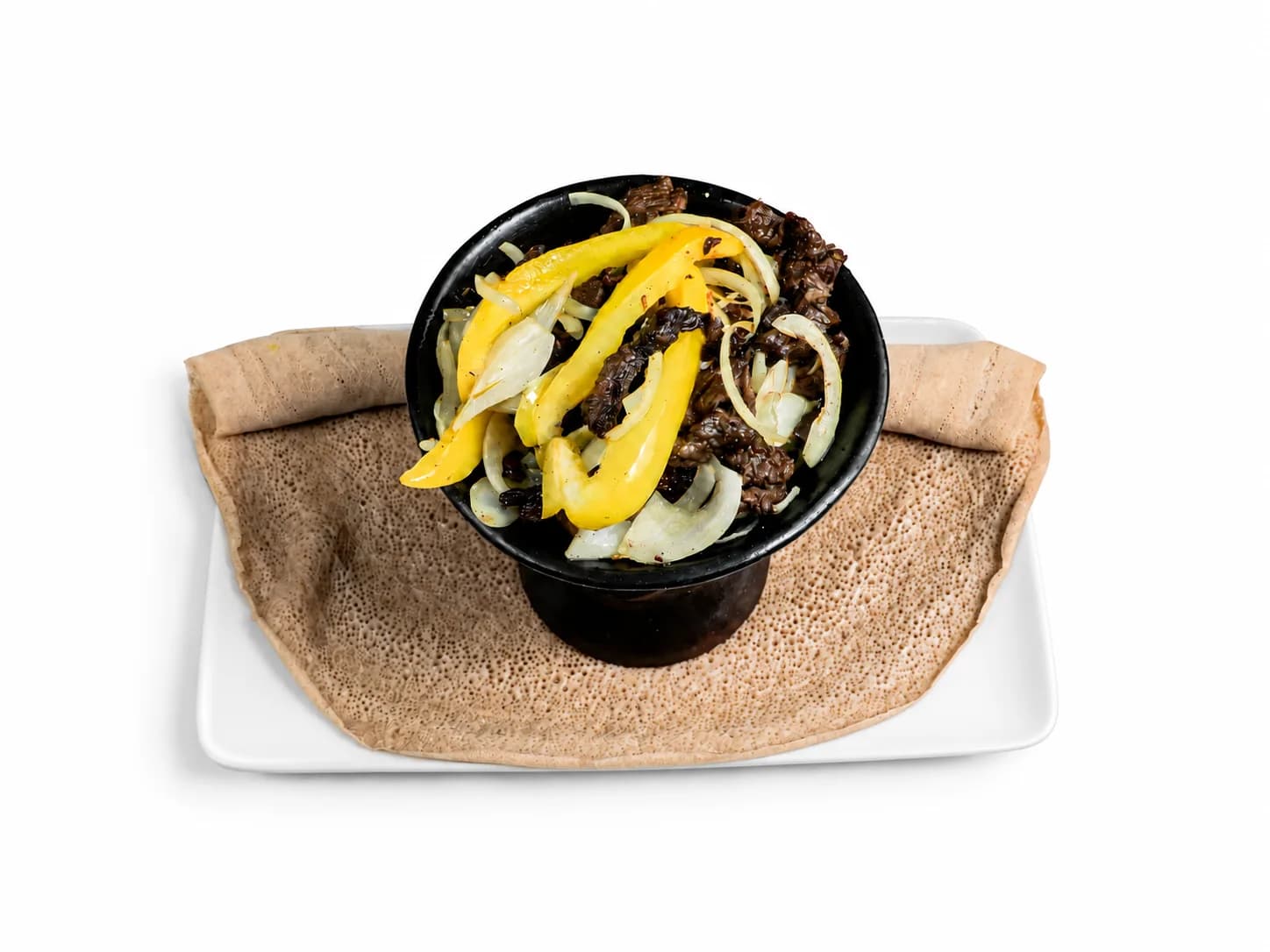 Zilzil Tibs mit Zwiebeln und gelber Chili auf Injera
