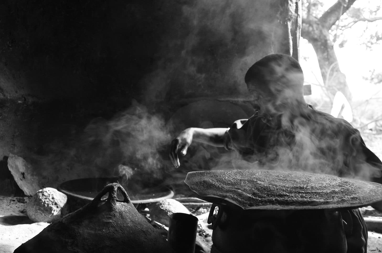 Injera wird über offenem Feuer gebacken