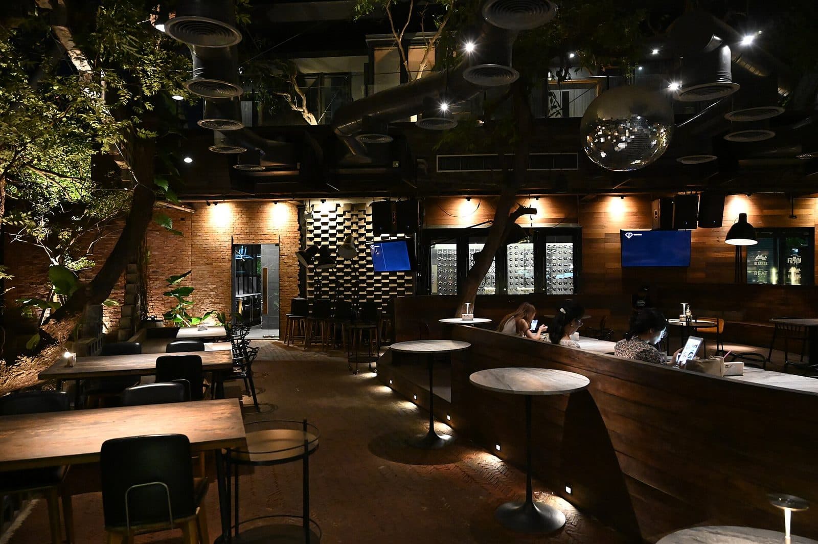 Warm beleuchtete Tische in einem Restaurant