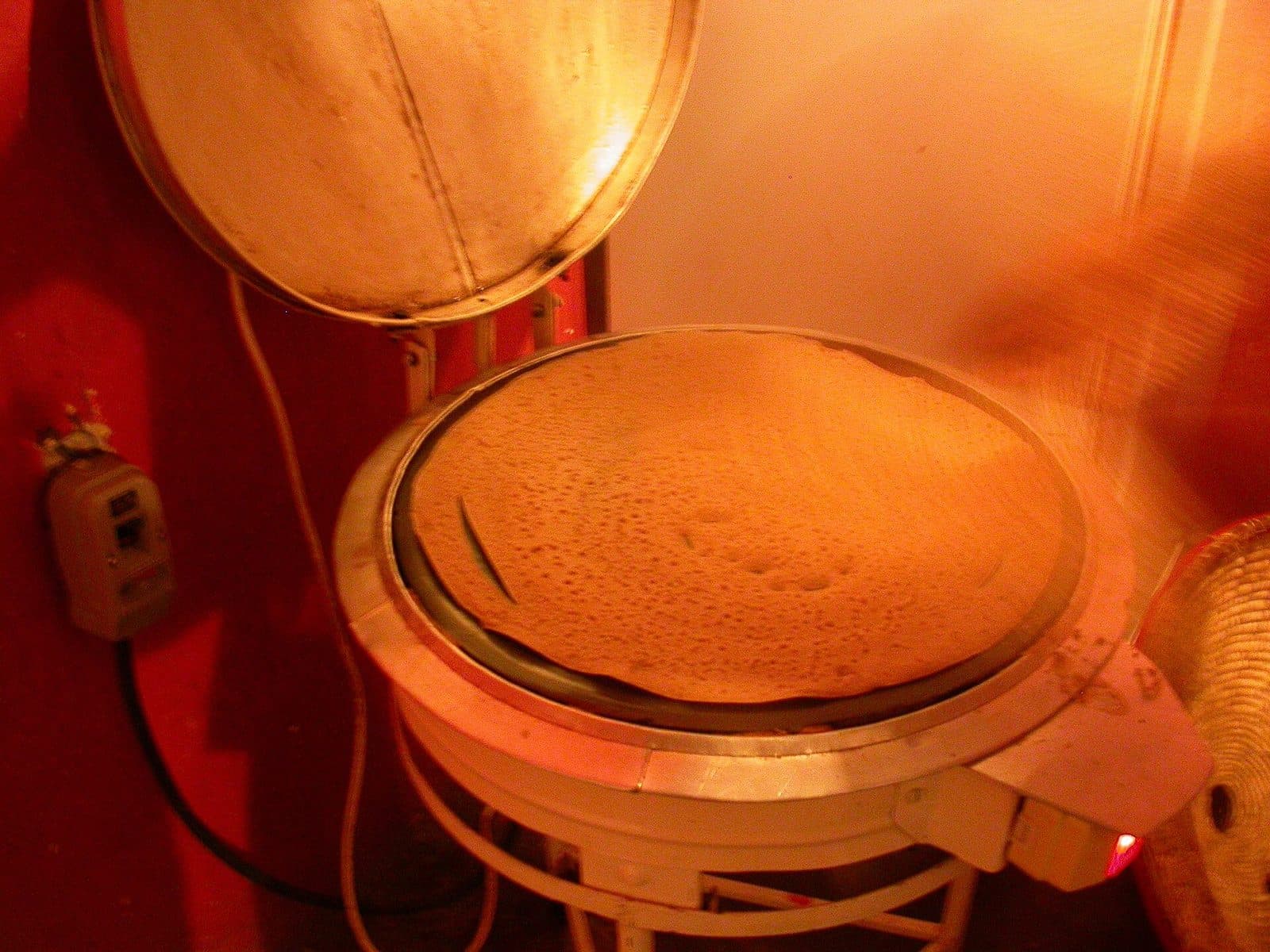 Eine frisch gebackene Injera mit ihrer typisch porösen Oberfläche