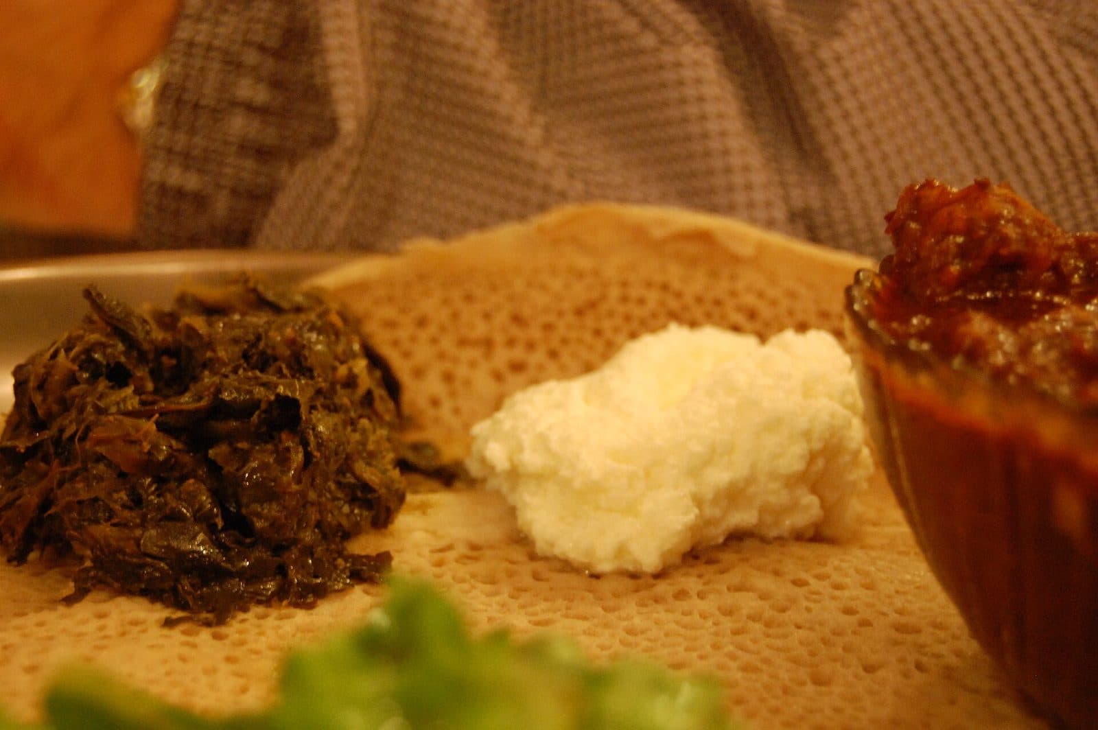 Frischkäse mit geschmortem Blattkohl auf Injera