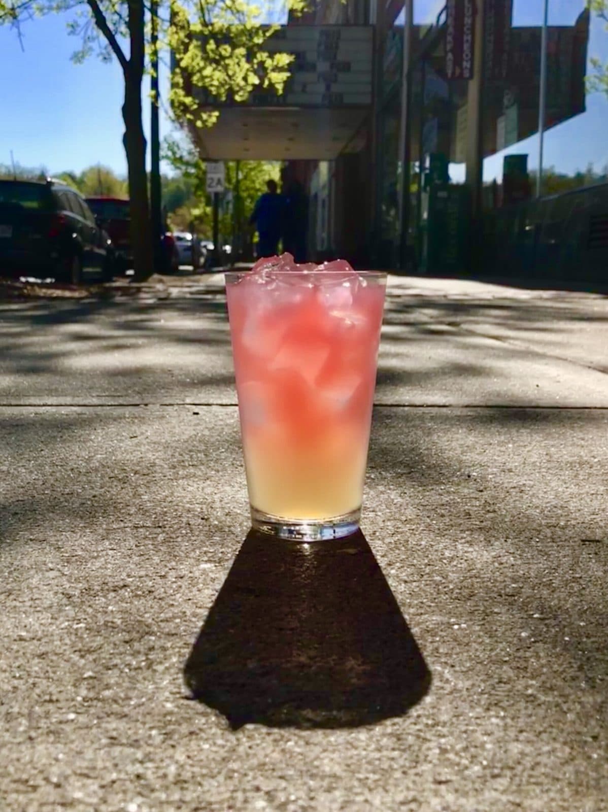 Hibiskus-Limonade in einem hohen Glas