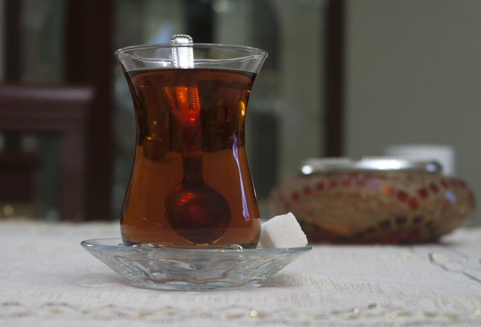 Heißer Tee in einem Teeglas