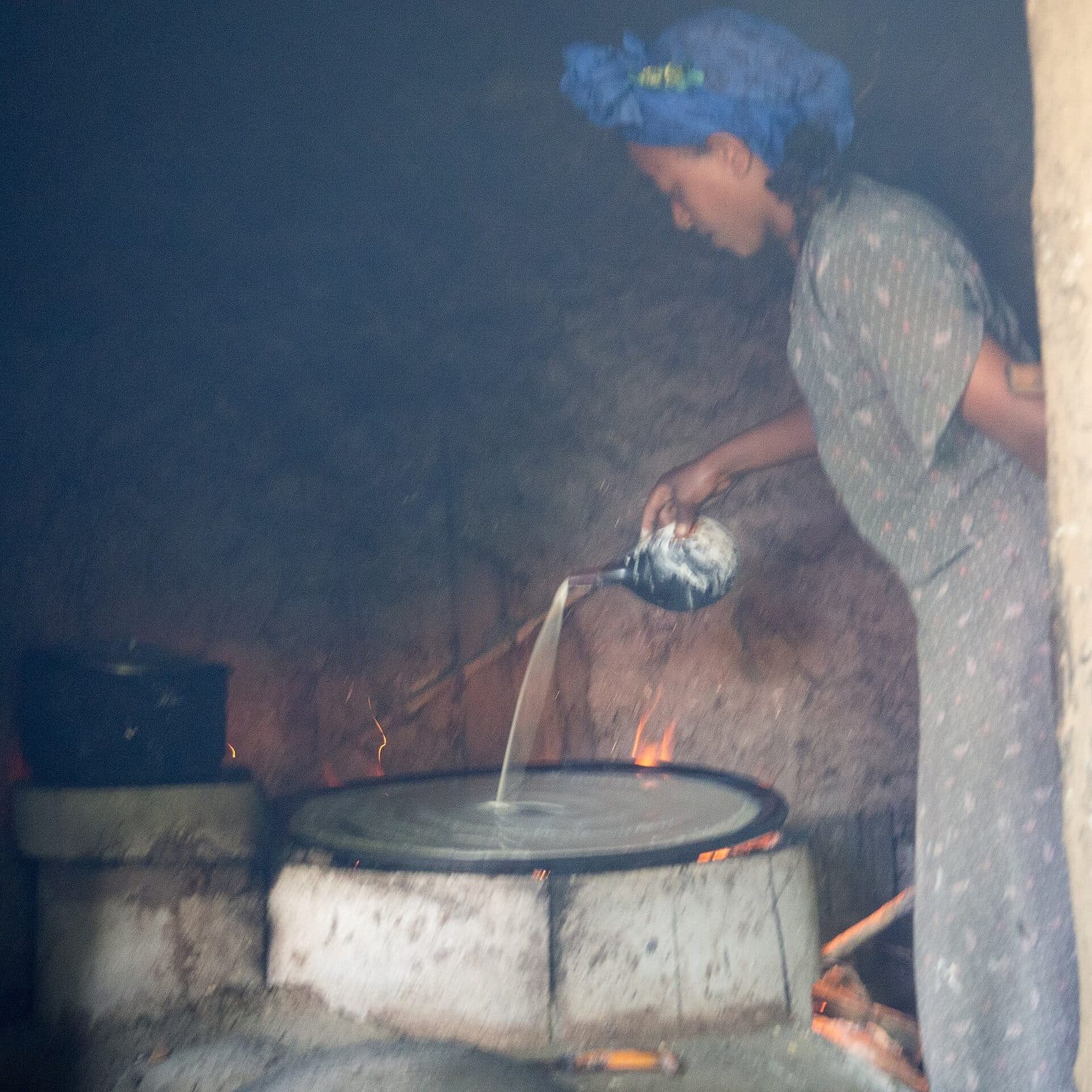 Injera-Teig wird auf die Mitad gegossen