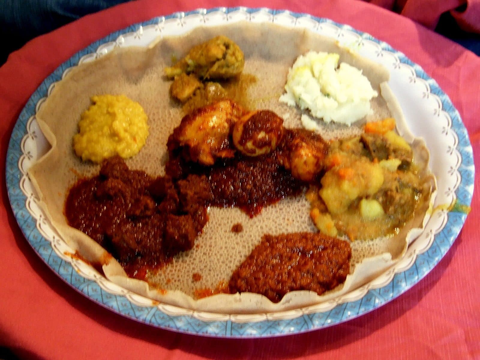 Eine gemeinsame Injera-Platte mit mehreren Wots